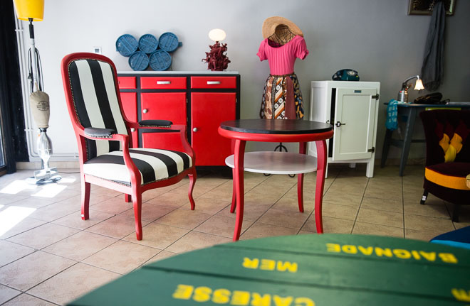 fauteuil et table basse pendant l'expo temporaire