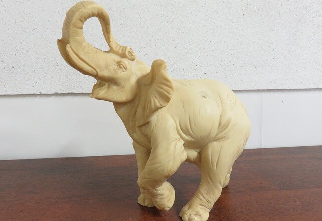 petit éléphant en résine blanche imitation ivoire