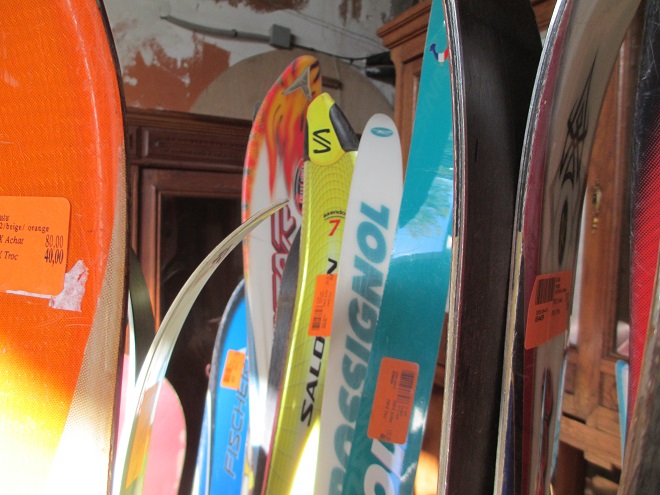 vieux skis en vrac