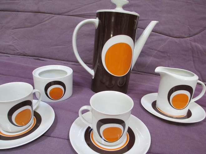 vaisselle année soixante dix blanche marron et orange motif avec gros rond