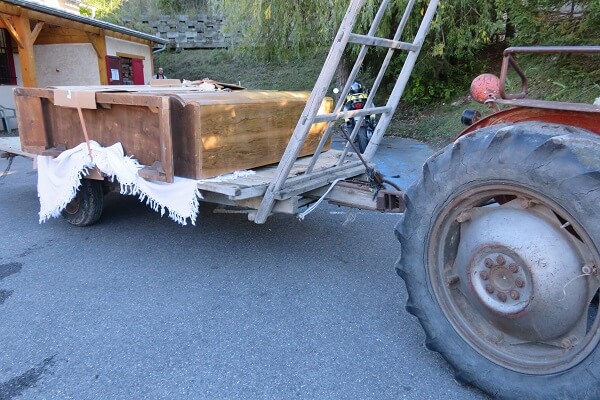 meuble couché sur une remorque de tracteur