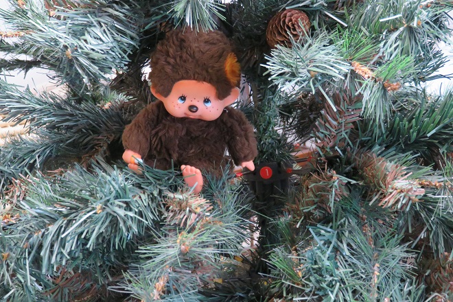 peluche kiki dans un sapin