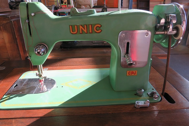 ancienne machine à coudre de marque unic, verte avec son meuble en bois
