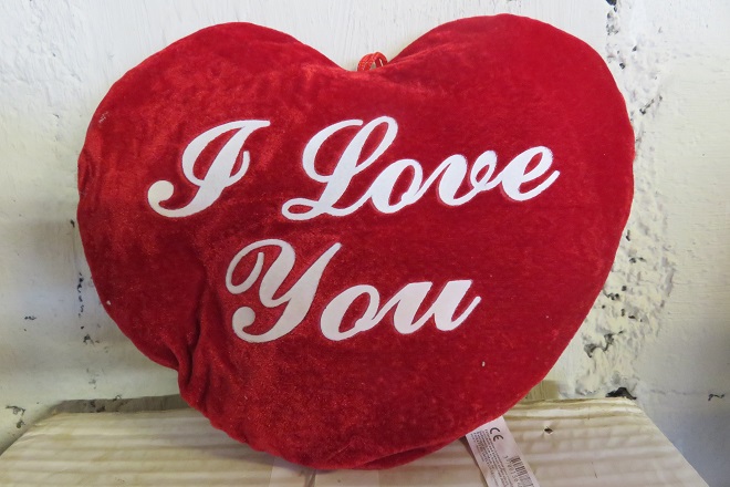 coussin en forme de coeur rouge