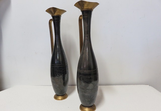 deux longs vases en fer
