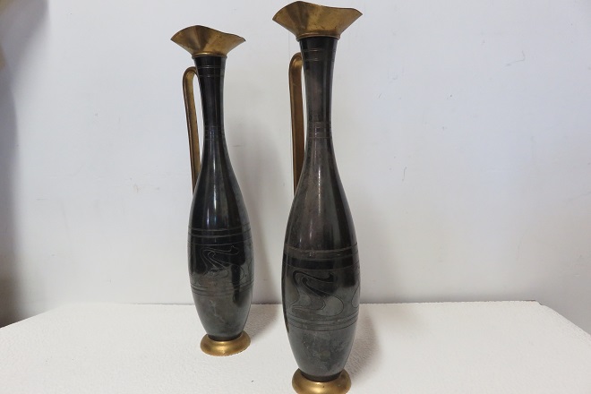 deux longs vases en fer